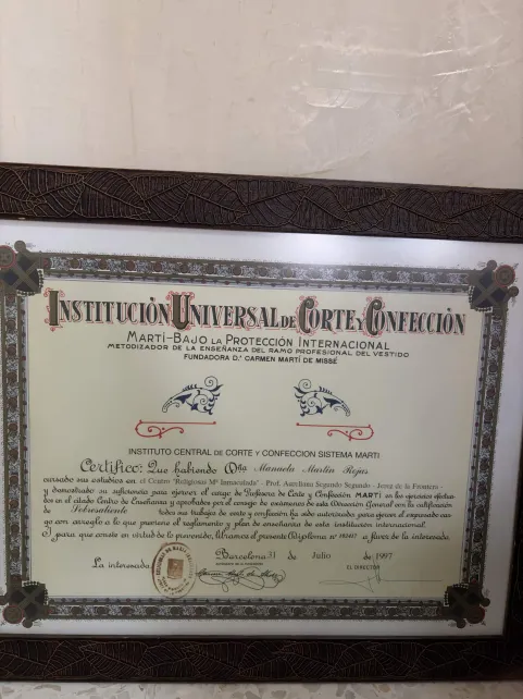 Diploma Institución Universal de Corte y Confección Martí — Sobresaliente